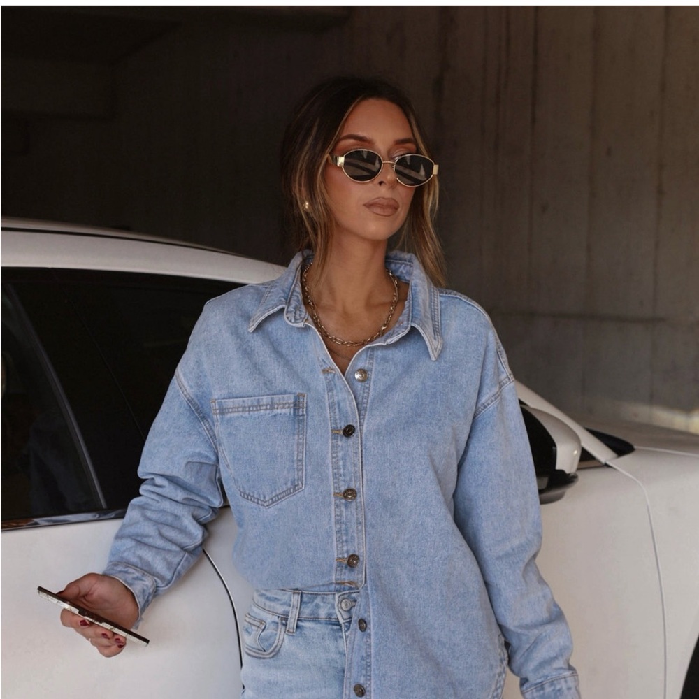 Chic Light Blue Denim Shirt